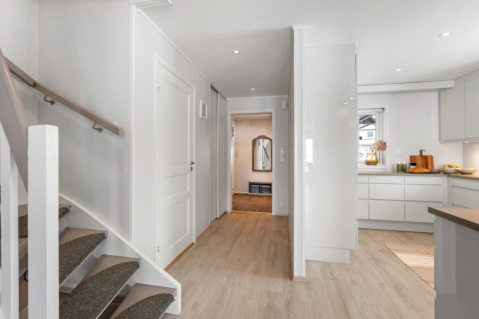 Trappa opp til 2. etasje ligger i tilknytning til bad og kjøkken. Galleribilde