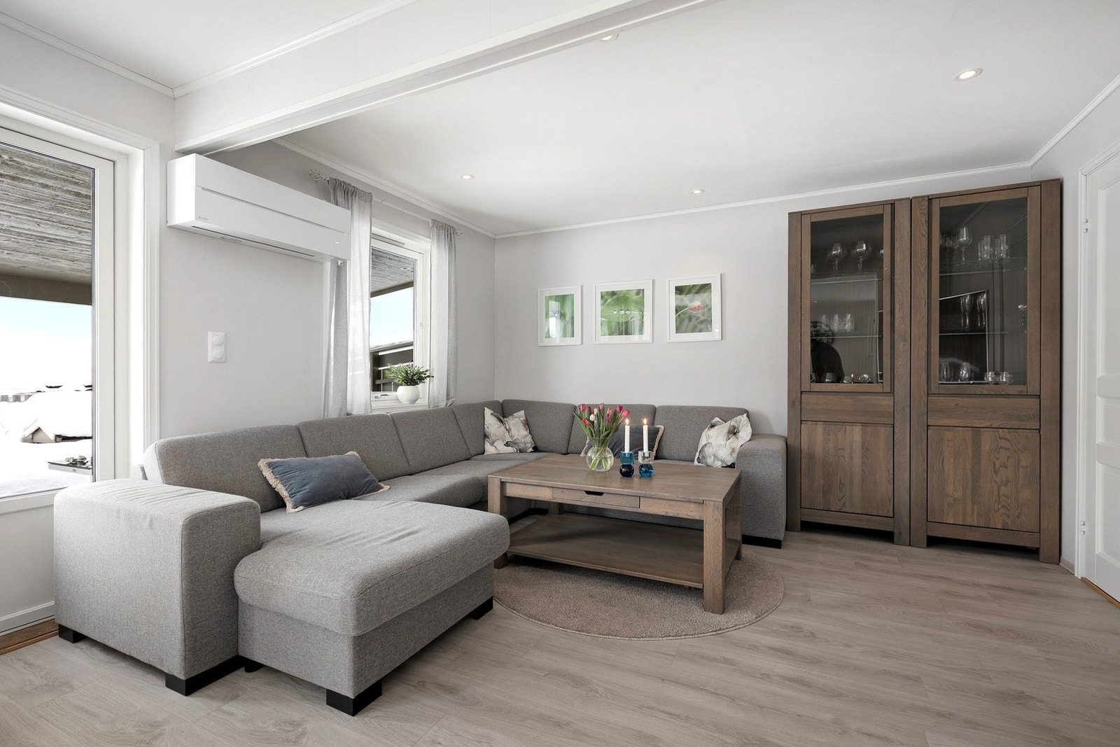 Boligen er utstyrt med luft-til-luft varmepumpe plassert i stue, som bidrar til energieffektiv oppvarming og et behagelig inneklima gjennom året. Galleribilde