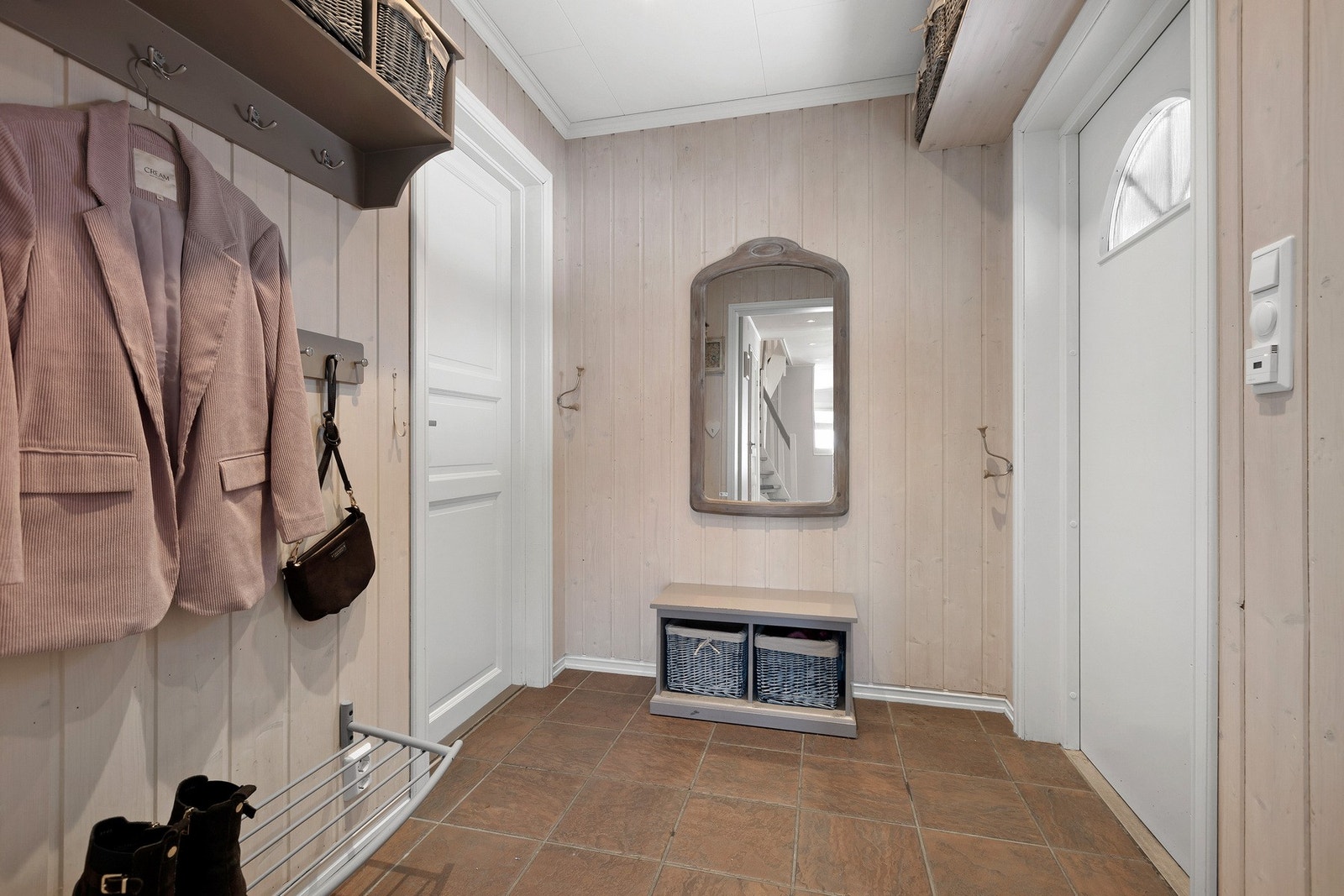 Boligen ønskes velkommen via en romslig og lys entré med god plass til garderobeløsning. E Galleribilde