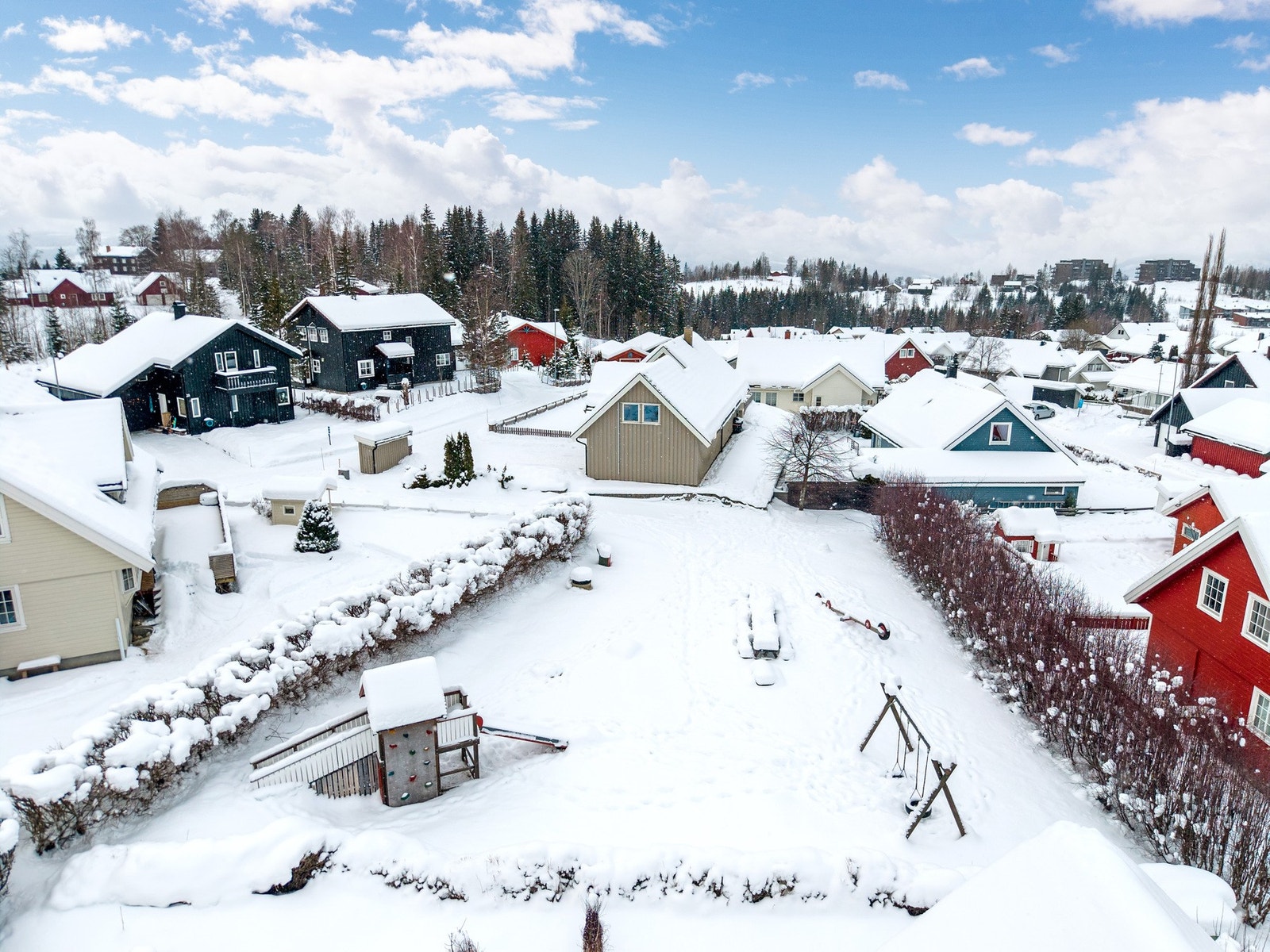 Eneboligen ligger i et veletablert boligområde i Røyslimoen, ca 5 km opp fra sentrumskjernen. Galleribilde