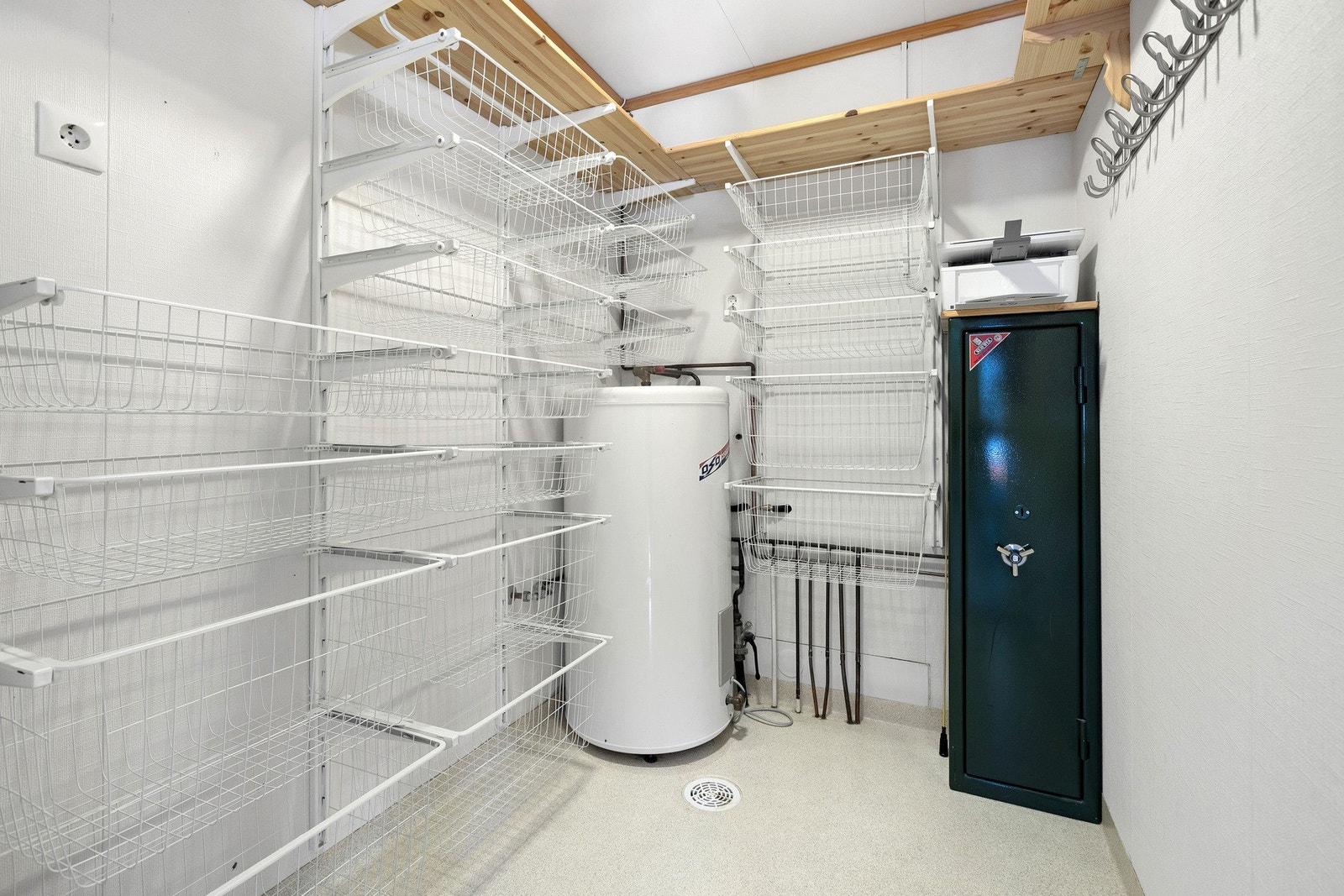 Varmtvannstank på ca. 200 liter samt samlestokk for boligens vanninstallasjoner er plassert i boden. Galleribilde