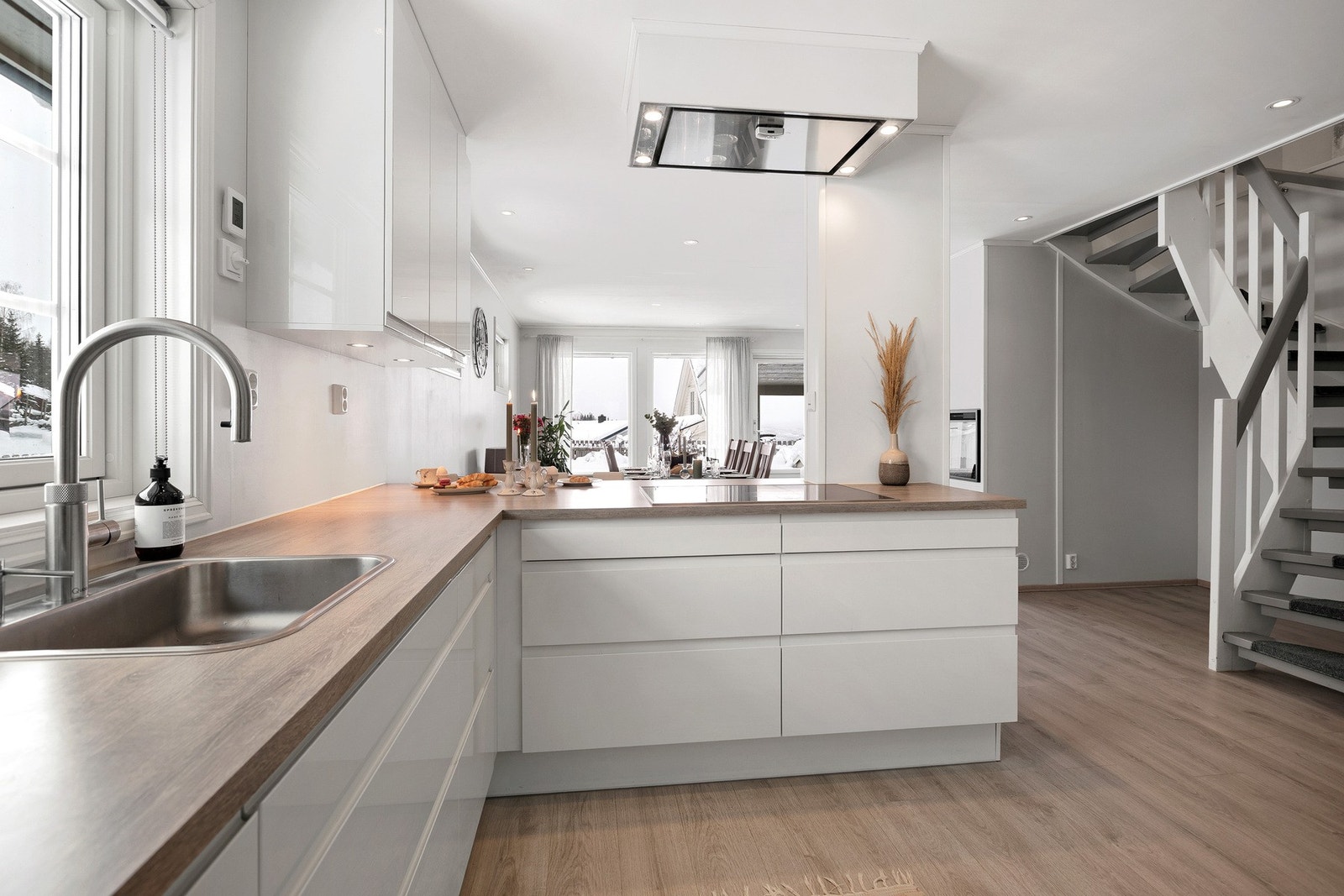 Benkeplaten er av laminat, med nedfelt vask og ettgreps blandebatteri. Galleribilde