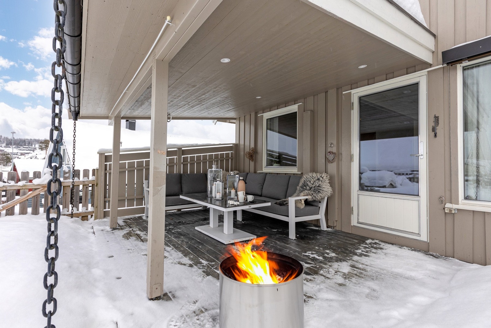 Fra stuen er det utgang til en overbygd veranda på 29 kvm. Galleribilde