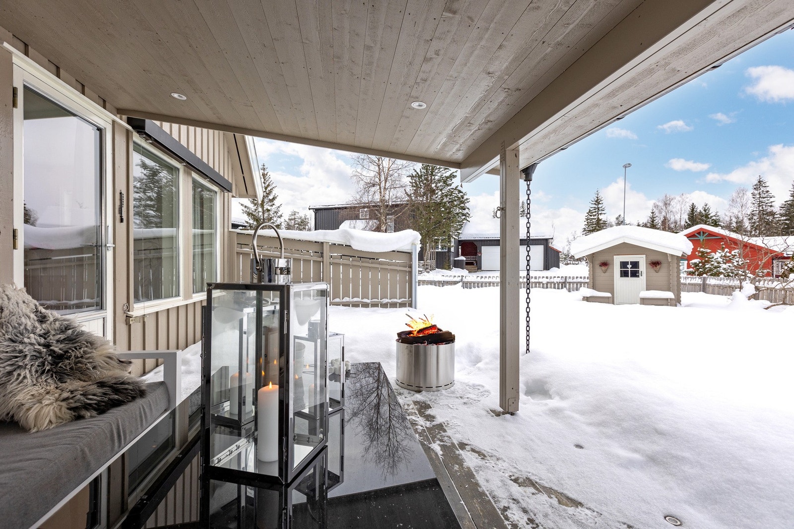 Overbygget gir ly for vær og vind og gjør uteplassen anvendelig store deler av året. Galleribilde