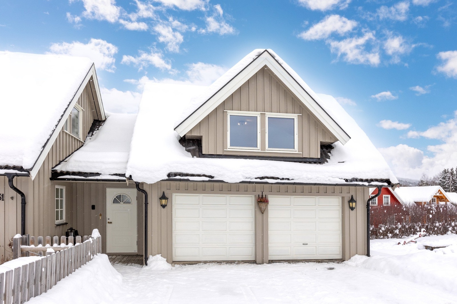 Dobbelgarasje inntil boligen med et innredet stue/soverom i 2. etasjen. Galleribilde