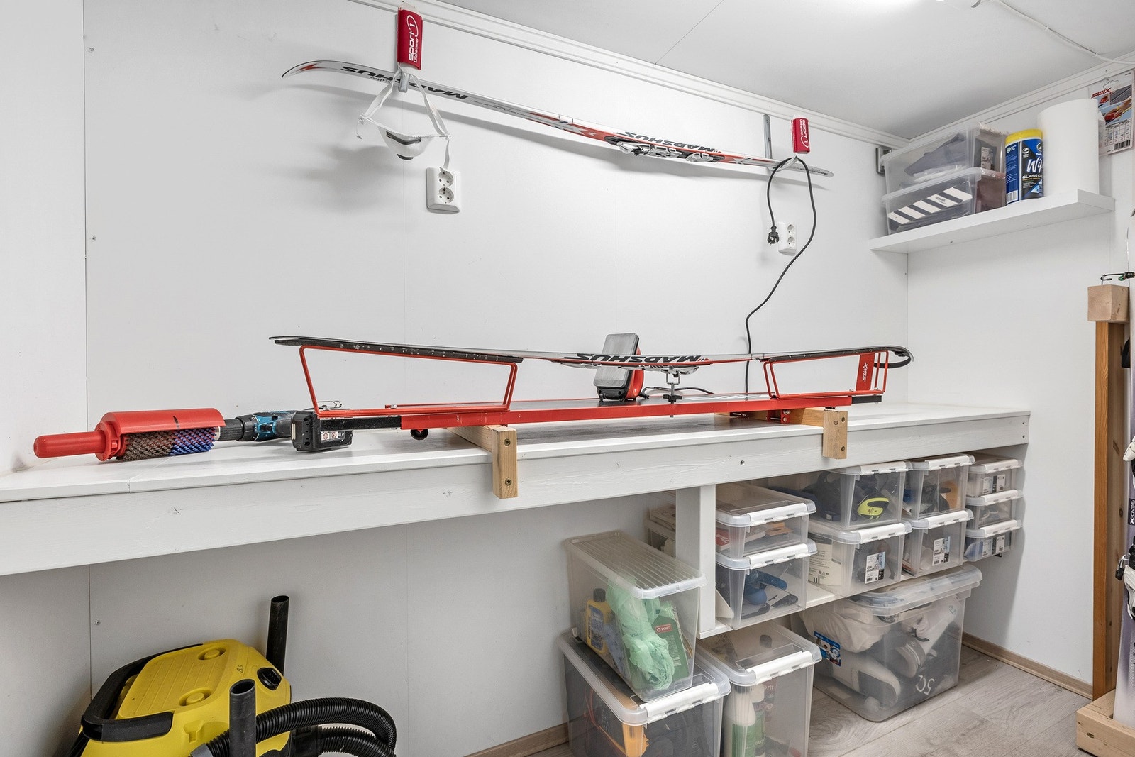 I garasjen finnes en praktisk isolert smørebod. Galleribilde