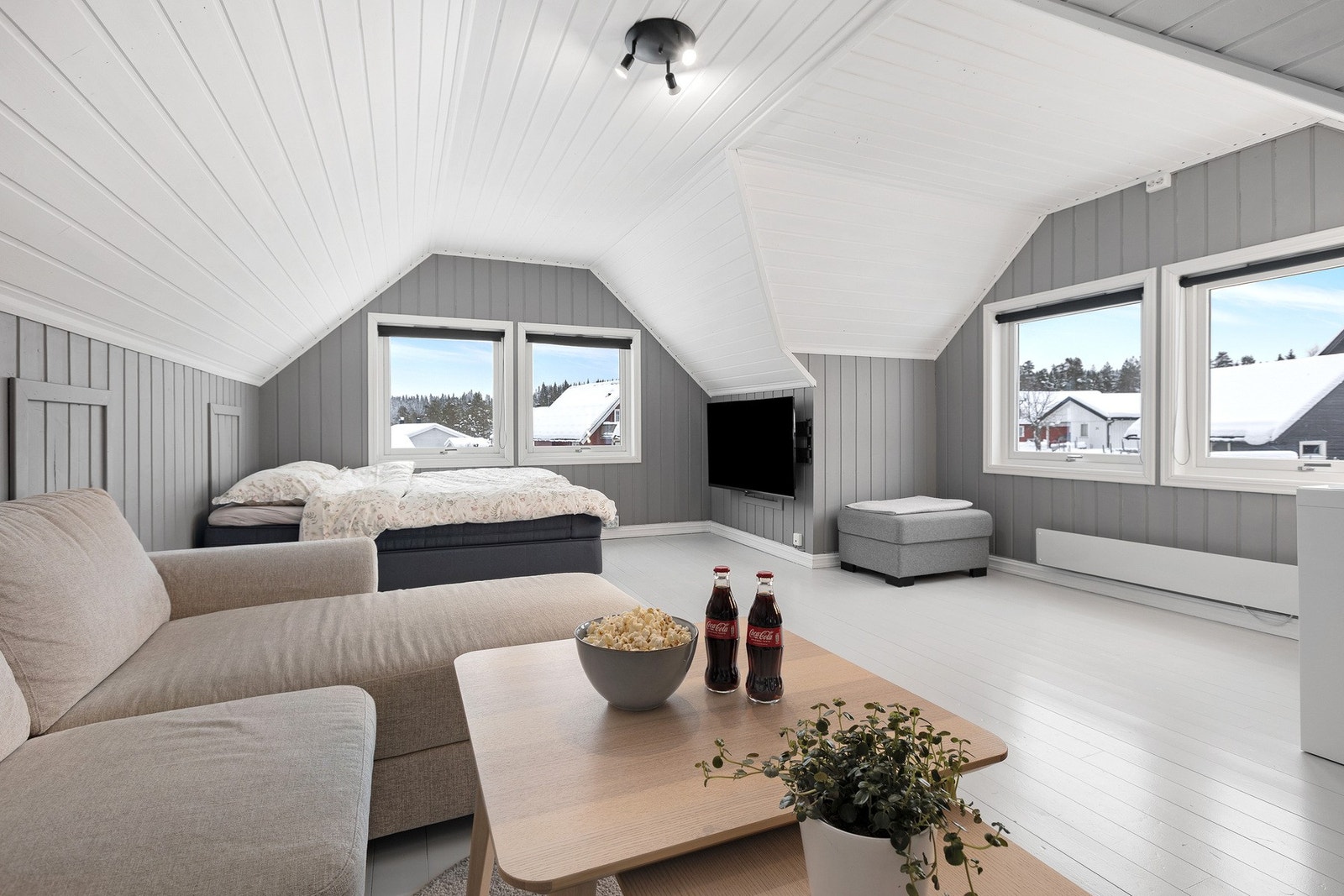 Over garasjen er det et meget praktisk og hyggelig rom som kan brukes som loftstue eller et ekstra soverom. Galleribilde