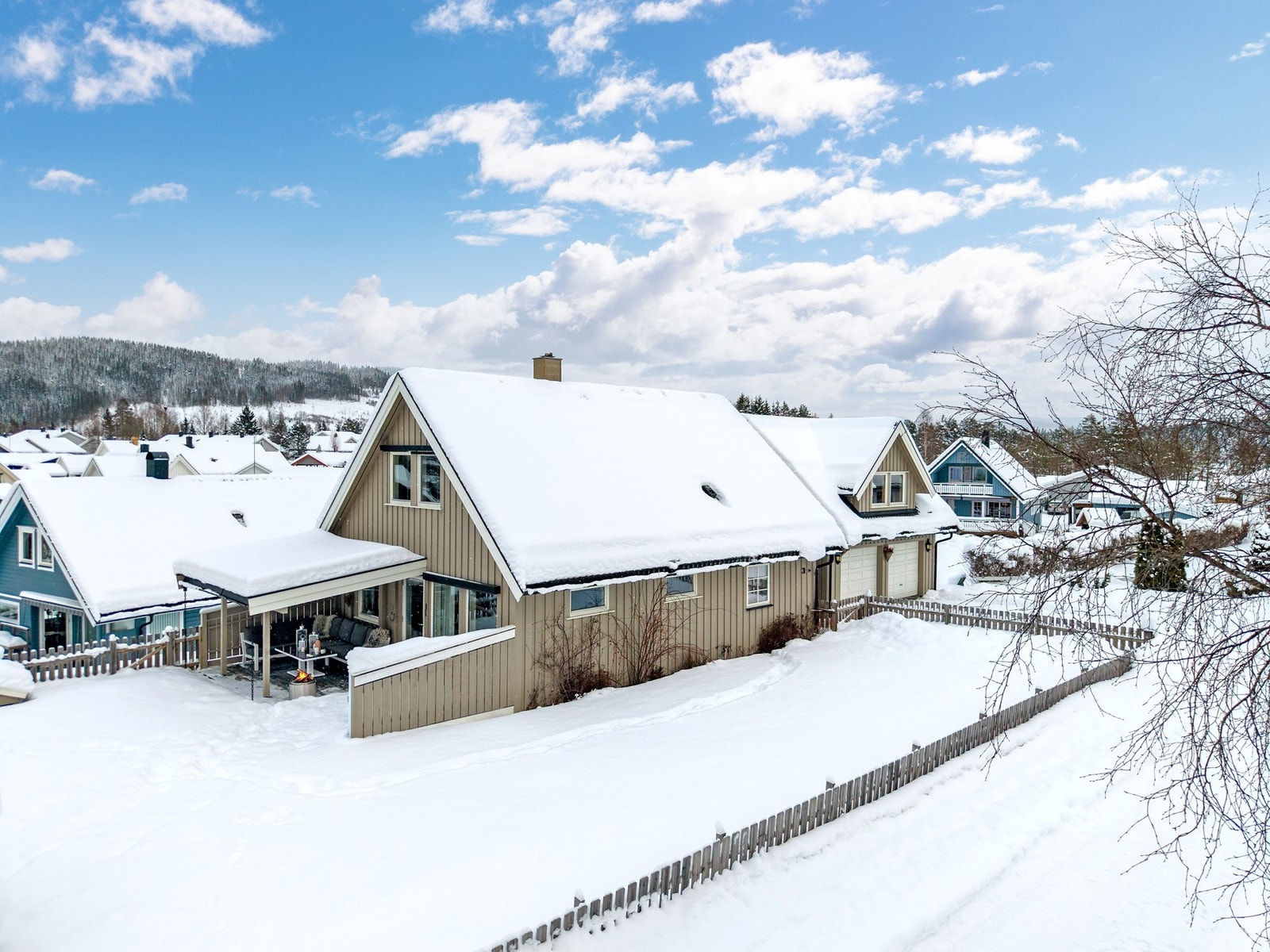 Eiendommen ligger på en flat og lettstelt tomt i et etablert og barnevennlig boligområde. Galleribilde