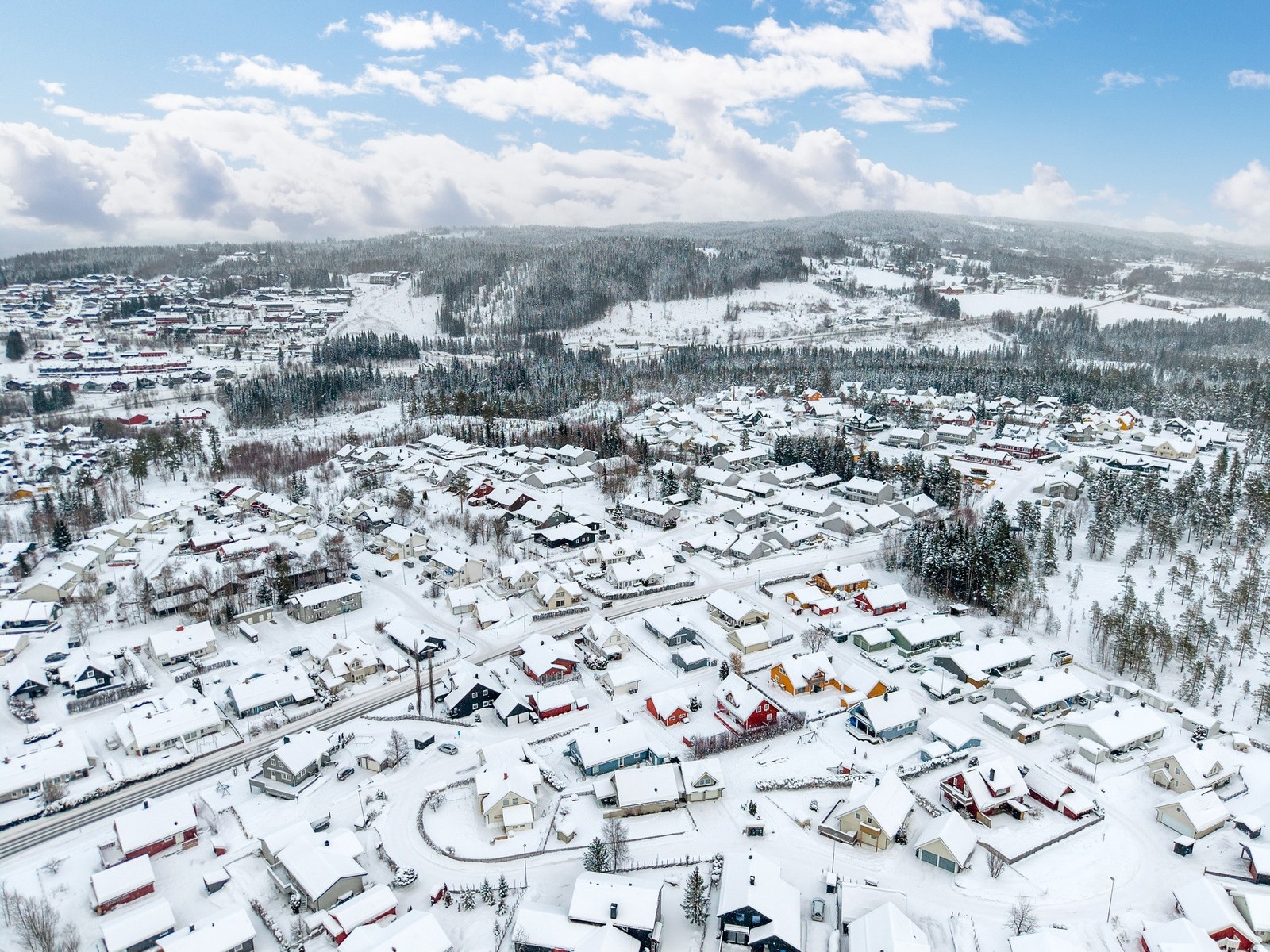 Det ligger to barnehager i området; Røyslimoen Barnehage er kommunal og består av tre avdelinger, mens Steinrøysa Barnehage er privateid. Galleribilde