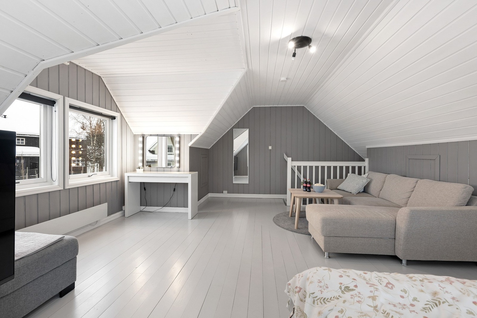 Loftstuen har god gulvflate og egner seg godt som TV-stue, lekerom eller kanskje et ungdomsrom. Galleribilde