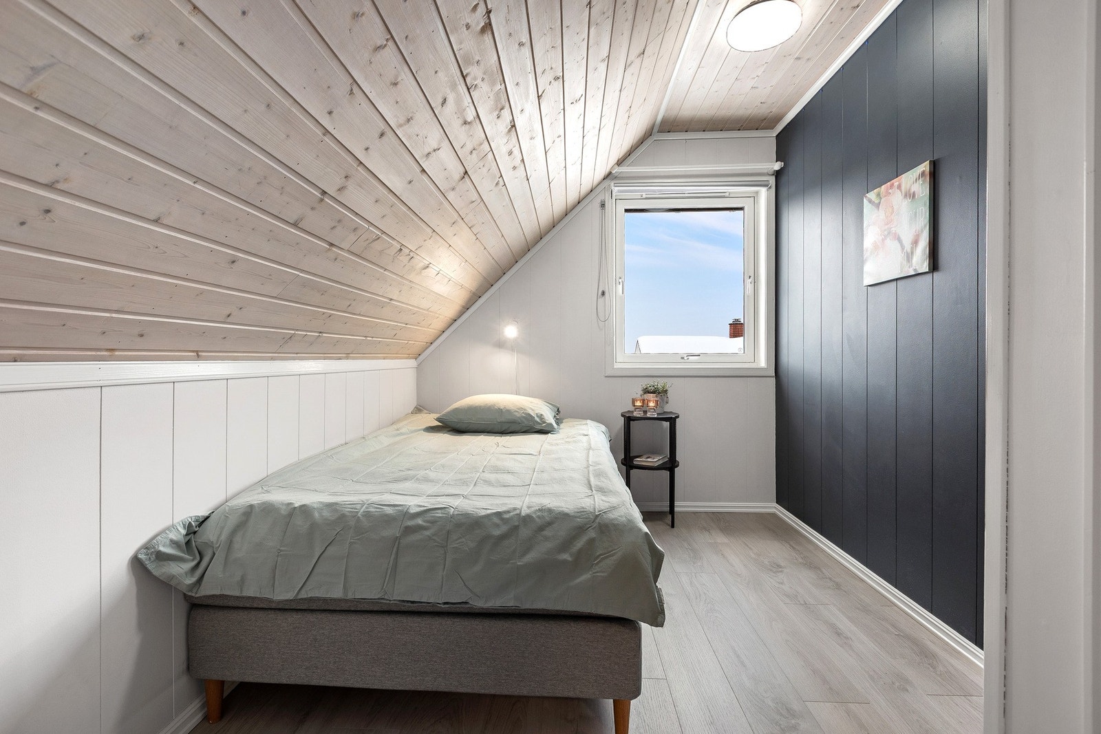 Soverommene har laminatgulv i lyse toner, og vegger og himlinger er utført med malte flater og panel i skråtak. Galleribilde