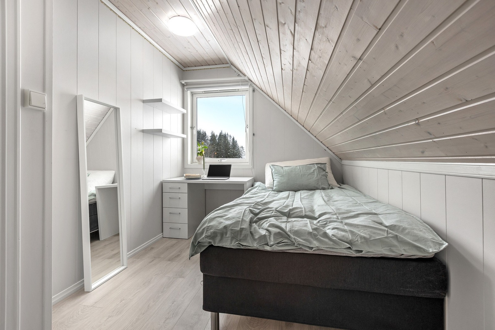 Det er tre soverom koselige soverom i 2. etasje, alle med en lun og behagelig atmosfære. Galleribilde