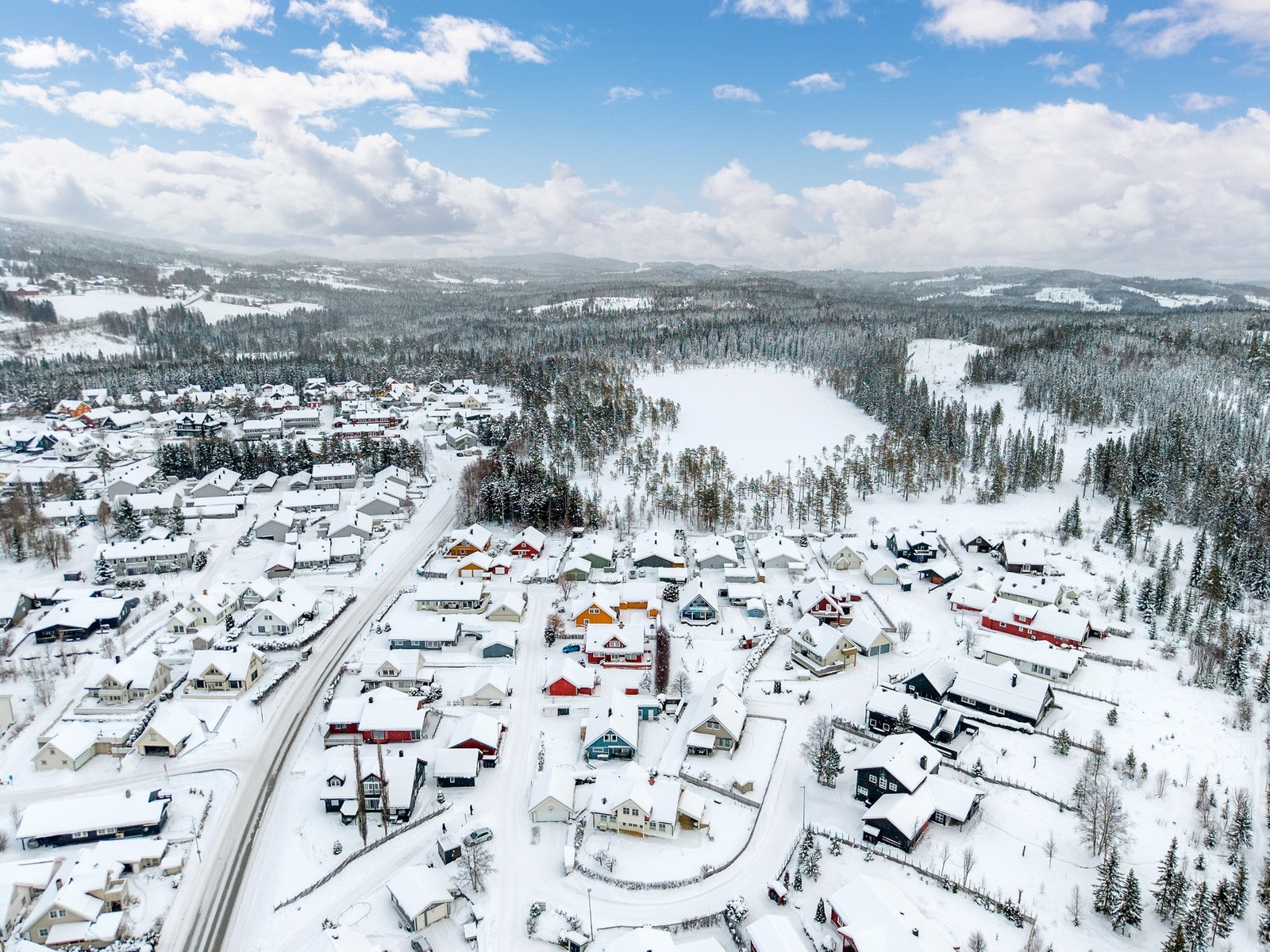 Oppkjørte og preparerte skiløyper kun et steinkast unna døra. Kort vei til Røyslitjern. Galleribilde
