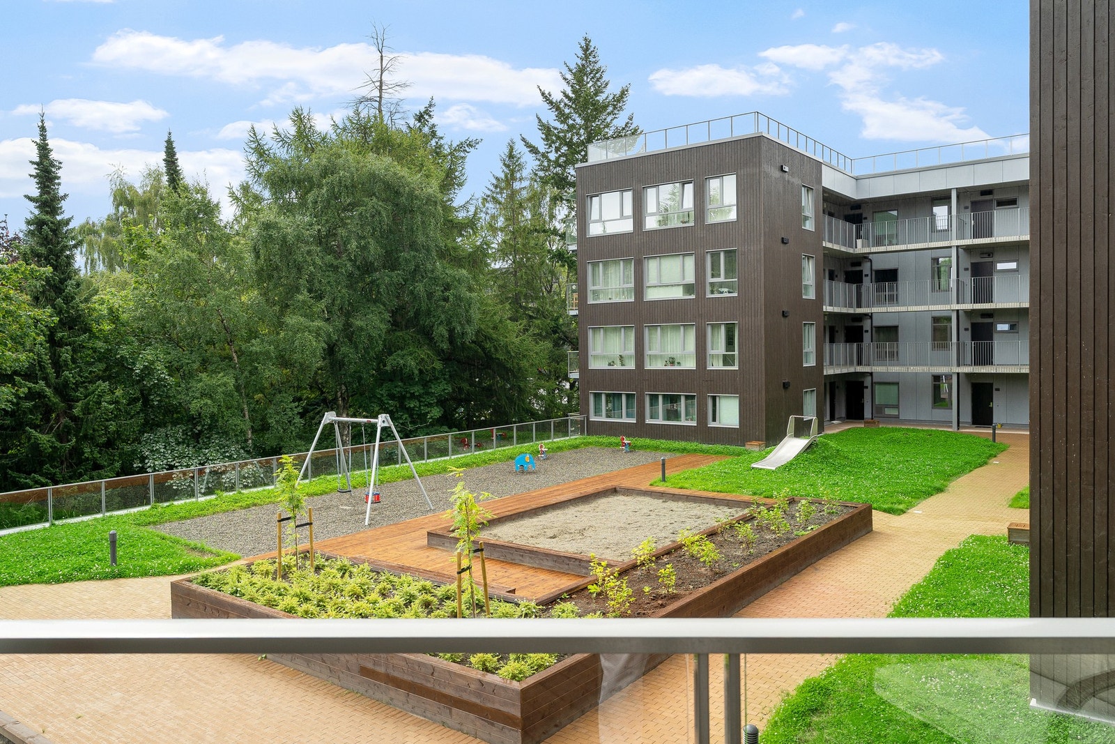 Leiligheten har skjermet innsyn og oppleves som privat. Galleribilde