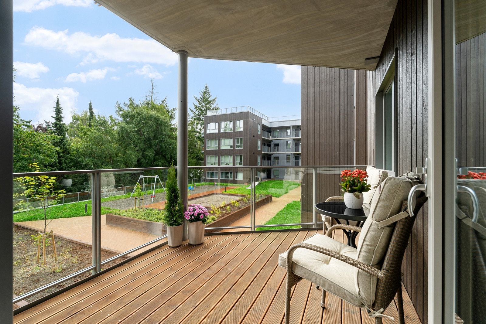 Balkongen er romslig med sine 8,2m² og har god plass til ønsket utemøblement, grill mm. Galleribilde