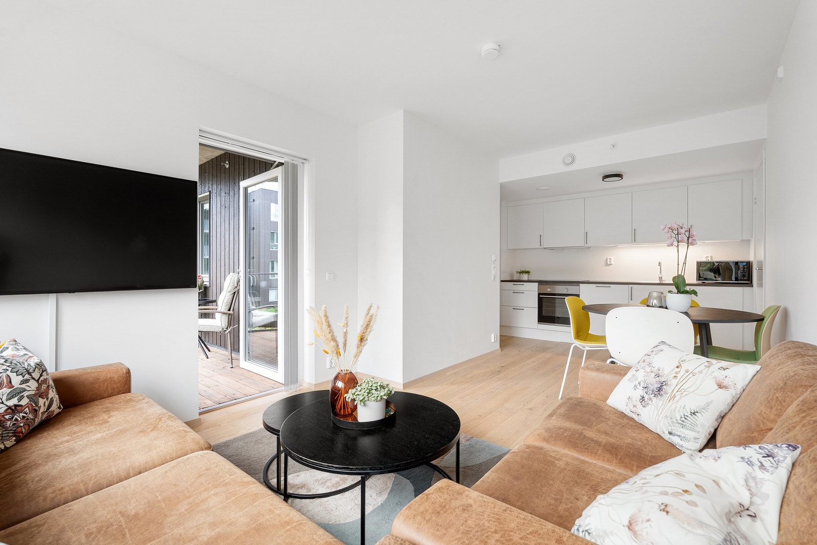 En lys og moderne 3-roms i 3. etasje fra 2024. Leiligheten er vendt mot rolige grøntarealer og skjermet for støy Galleribilde