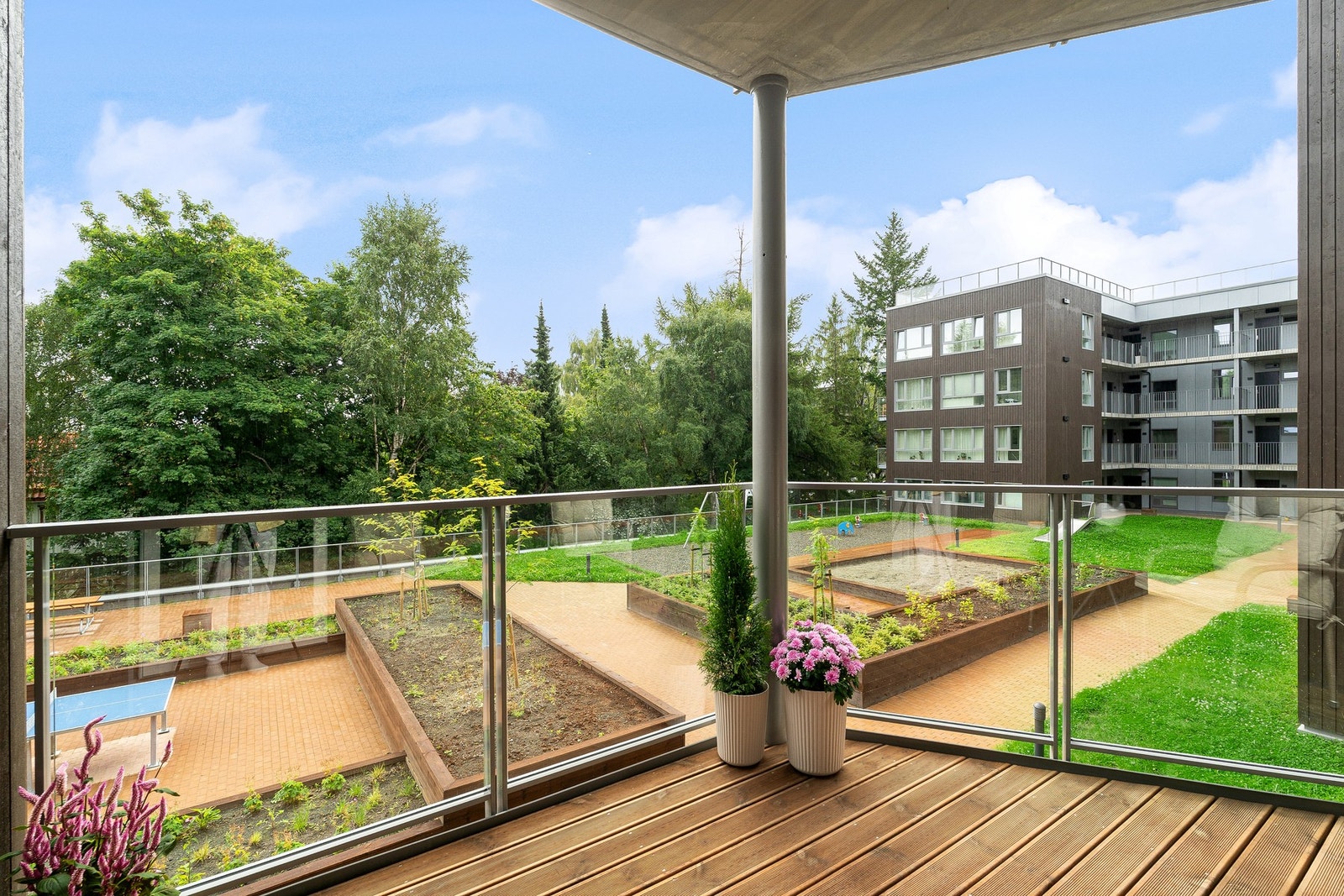 Med østvendt beliggenhet får man en flott formiddagssol og utsikt med sameiets pent opparbeidete grøntarealer. Galleribilde