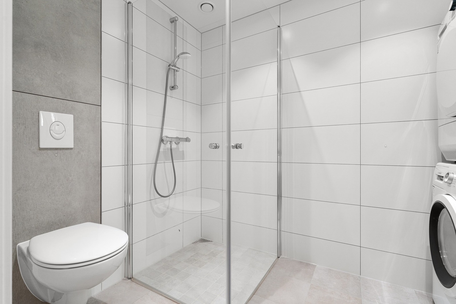 Av inventar finnes dusjhjørne med innfellbare dører, vegghengt toalett, opplegg for vaskemaskin og vegghengt innredning. Galleribilde