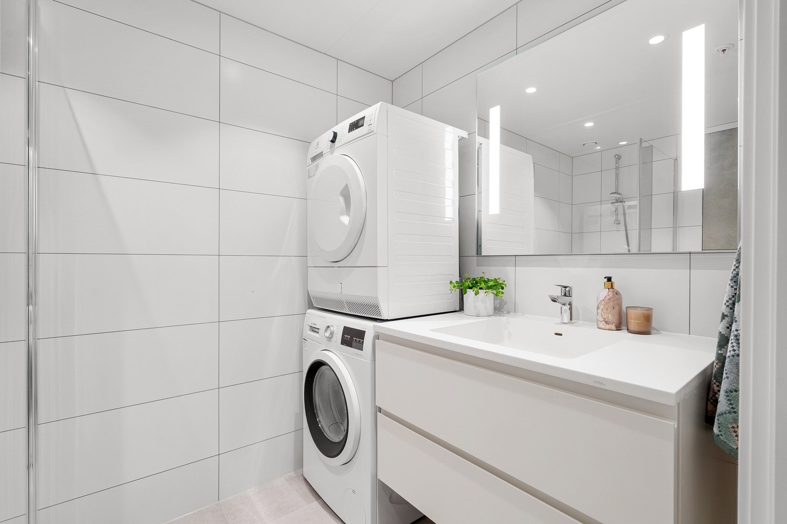 Godt med oppbevaringsplass og vannbåren varme i gulv. Galleribilde