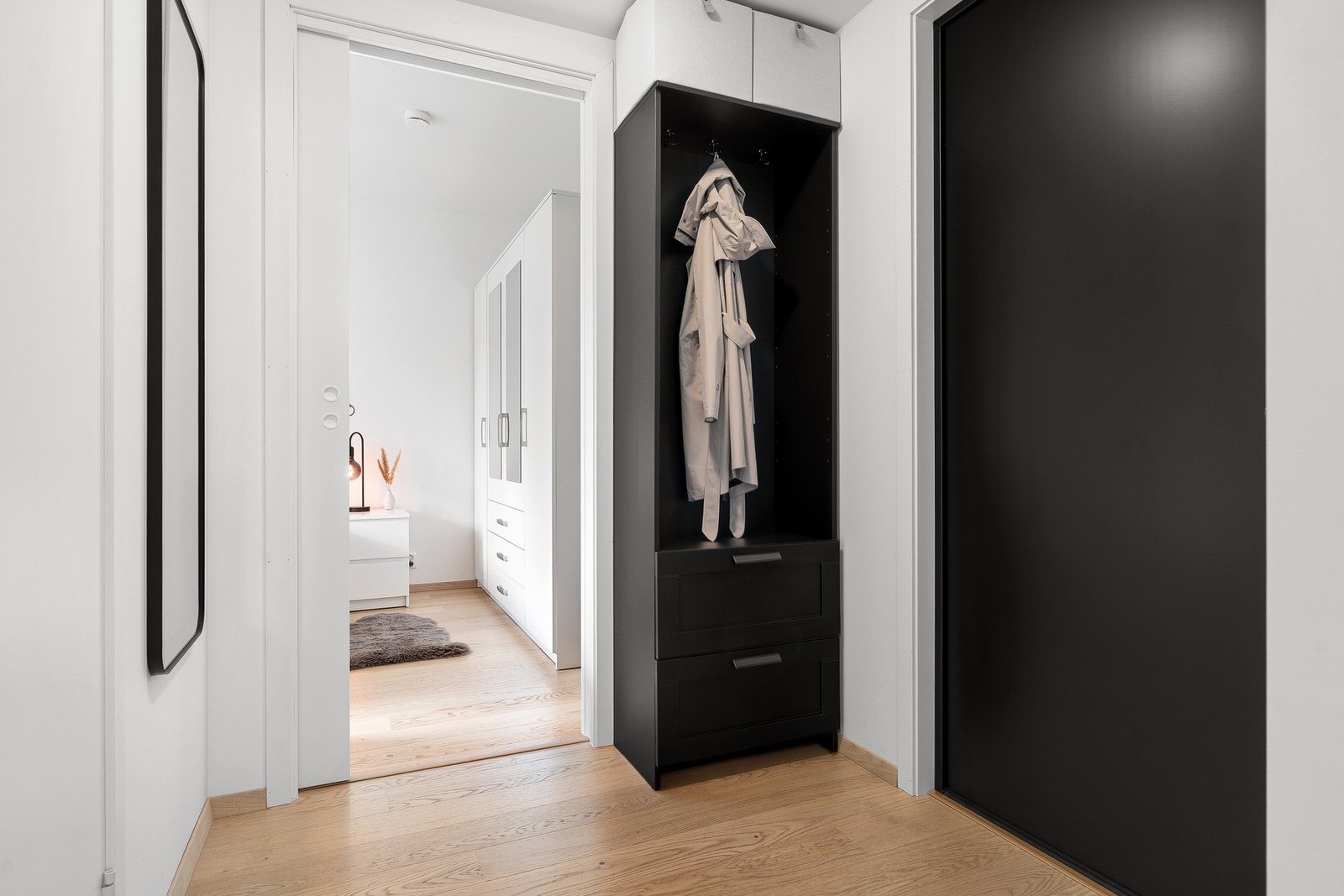 En innbydende entré ønsker deg velkommen med og har god plass til å henge fra seg yttertøy. Galleribilde