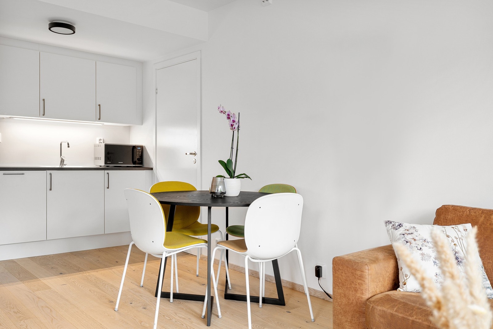 Spisegruppen finner sin naturlige plassering i overgang mellom kjøkken og stue. Lekkert 1-stavs parkettgulv som komplimenterer boligen svært godt. Galleribilde