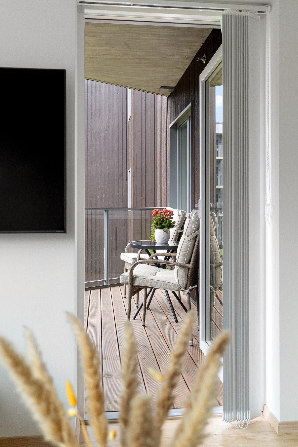 Fra stuen har man adgang til leilighetens romslige balkong. Galleribilde