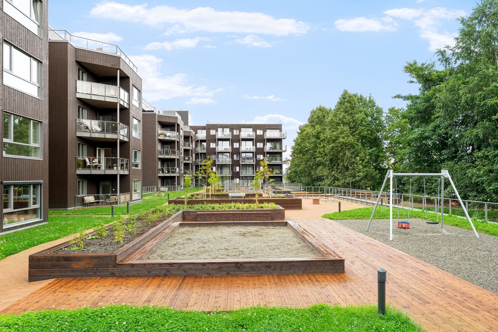 Nærområdet er pent opparbeidet med grøntareal, lekeområder for de minste og flere sitteplasser. Galleribilde