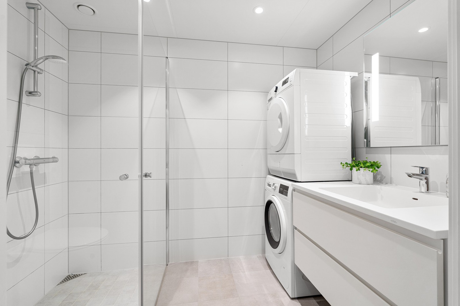 Lekkert flislagt bad på ca. 4m². Galleribilde