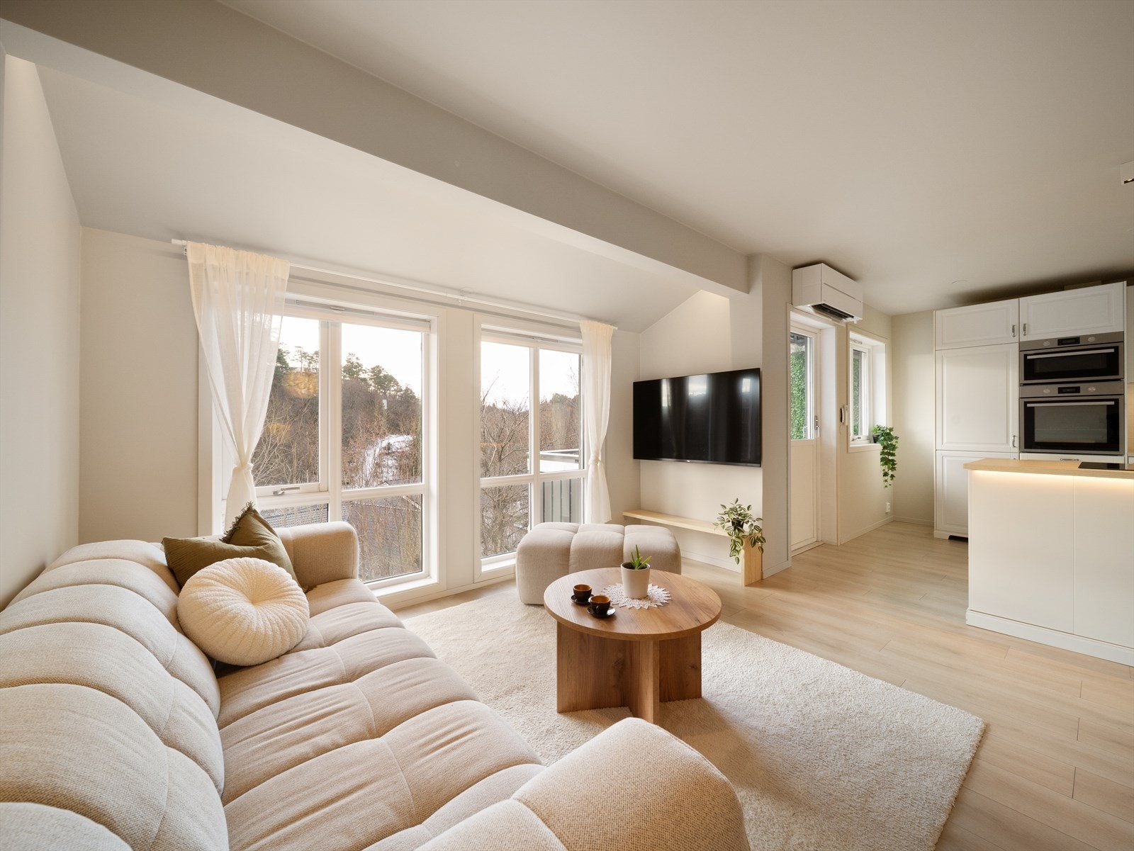 Veggene er malt i en behagelig beige fargetone Galleribilde