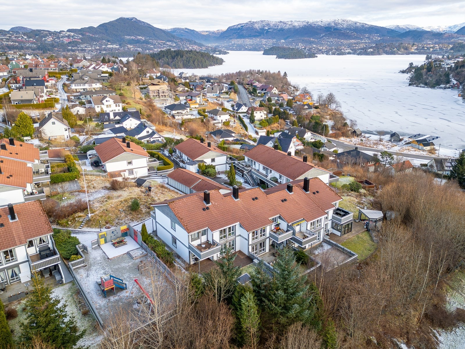 Område er barnevennlig og ligger på et høydedrag med utsikt mot Nordåsvannet Galleribilde