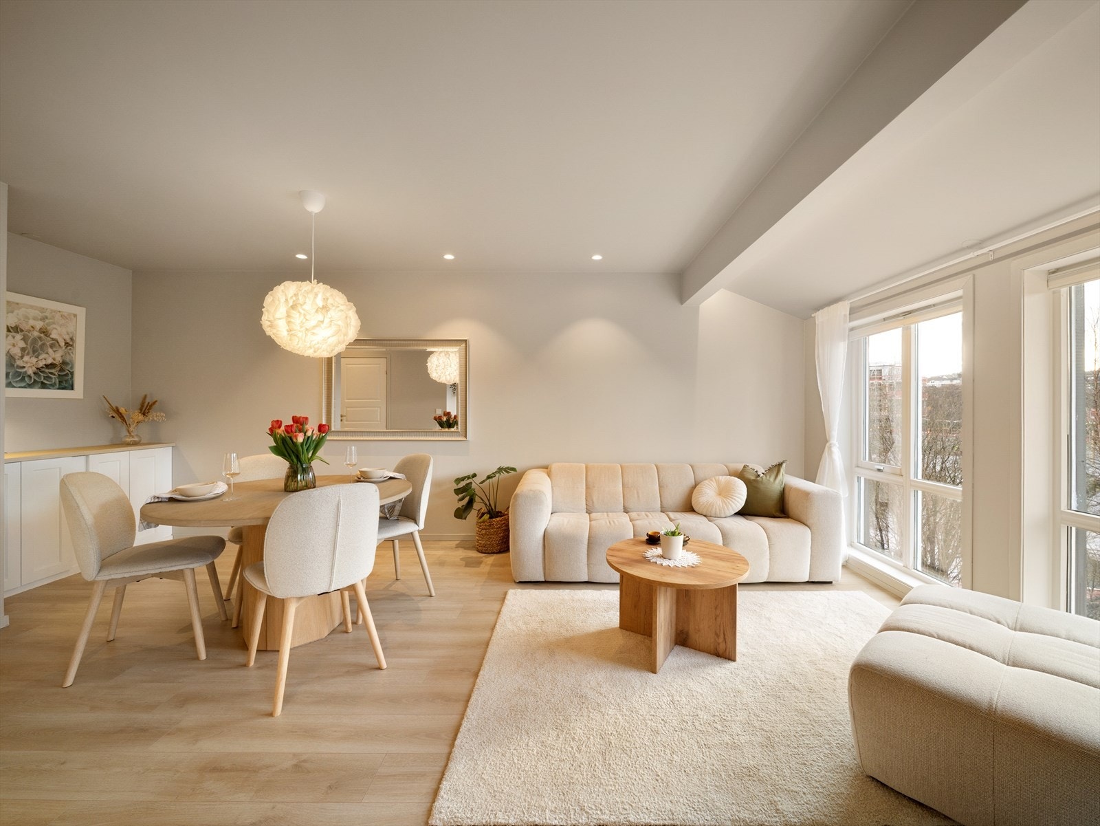 Flott leilighet beliggende i byggets 2. etasje, med gjennomgående fine kvaliteter og tidsriktige materialvalg Galleribilde