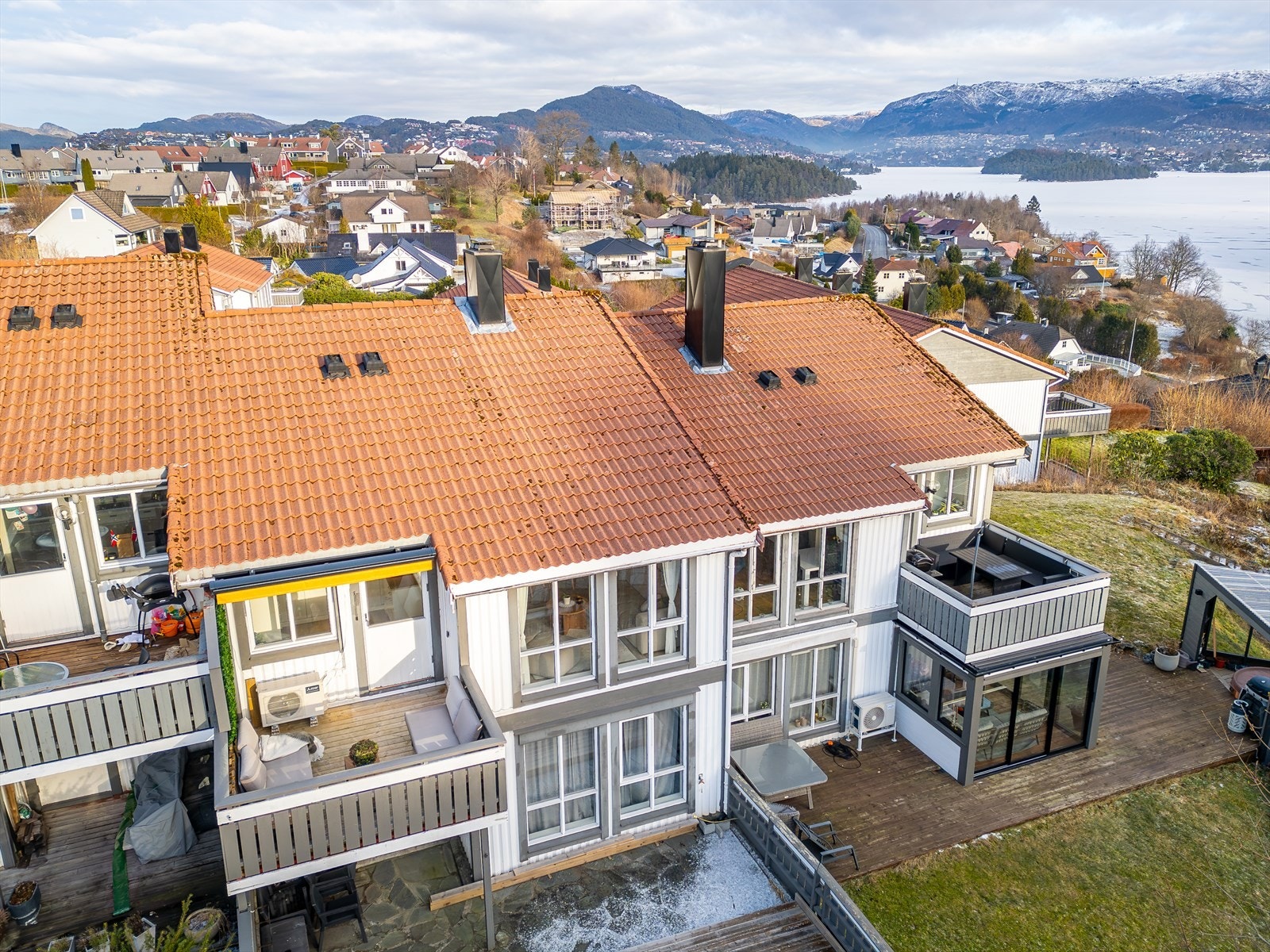 Leiligheten har en fin beliggenhet i byggets 2. etasje, i et rolig og barnevennlig gatetun på Sandsli Galleribilde