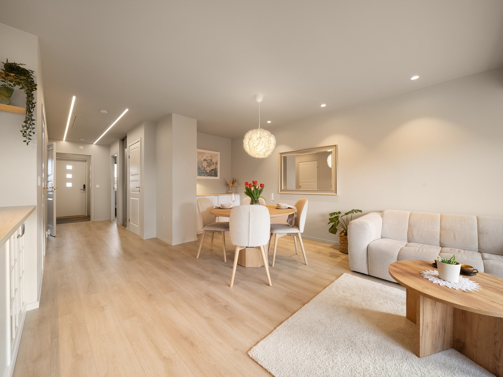 Plass til spisebord hvor det er hyggelig å dekke opp til middagsbesøk Galleribilde