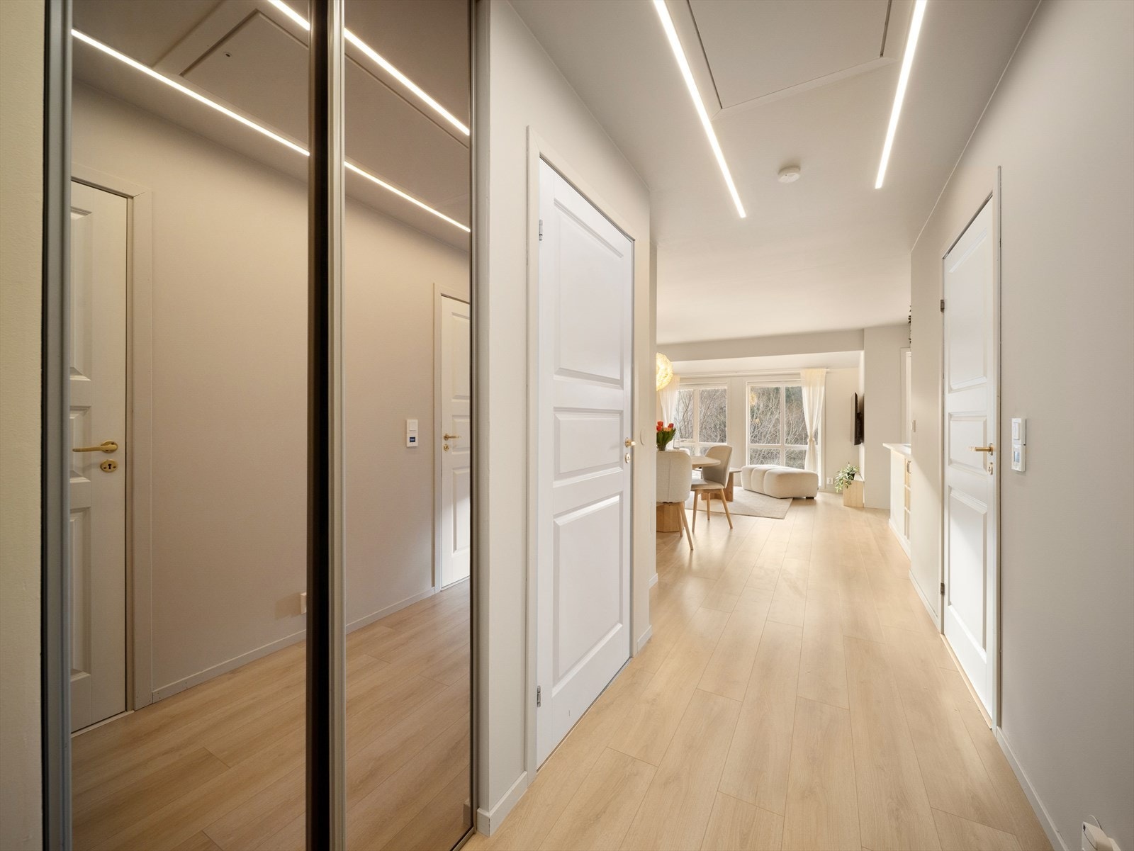 Gangen er lys og romslig, med god plass i skyvedørsgarderobe Galleribilde