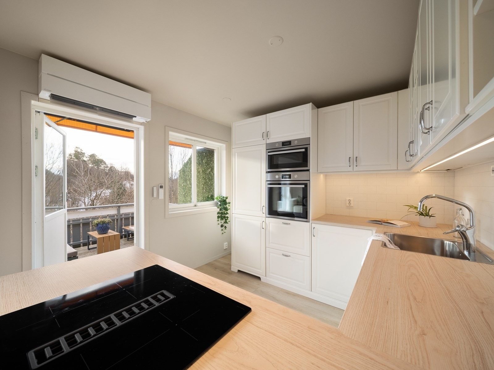 Fra kjøkkenet er det utgang til skjermet og solrik altan Galleribilde