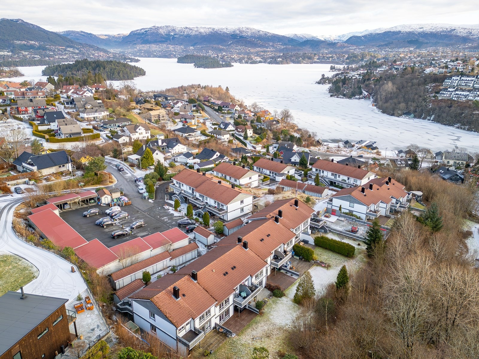 Fra leiligheten er kort gangavstand til fine turområder, barnehager, skoler, Fanatorget, buss og bybanestopp Galleribilde