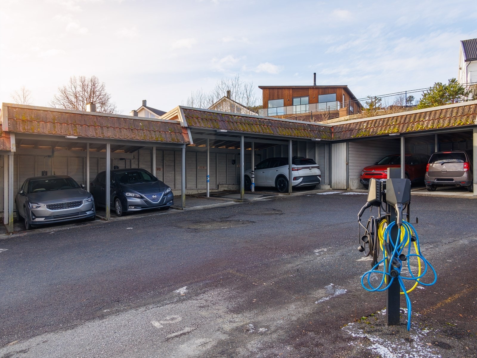Det medfølger parkering i carport Galleribilde