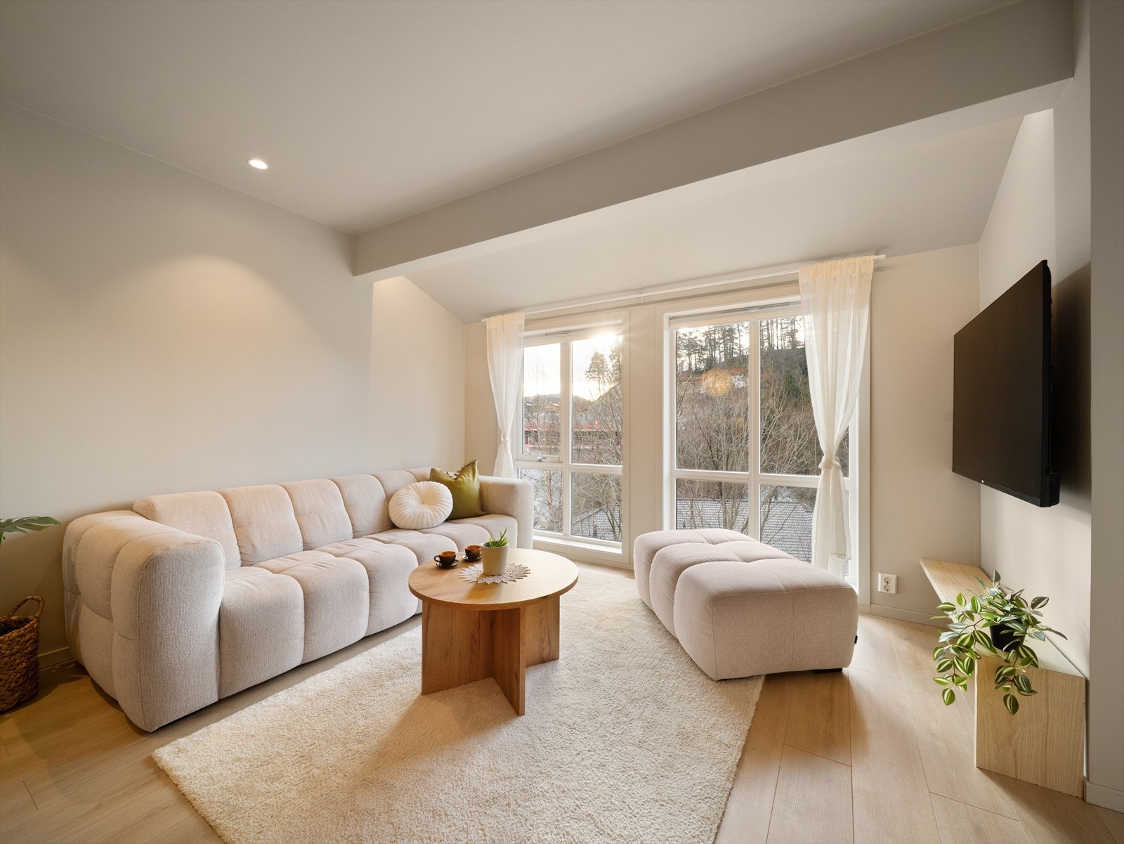 Stuen har pent 1-stavs laminatgulv (fra 2023) samt malte og sparklete overflater fra 2026 Galleribilde