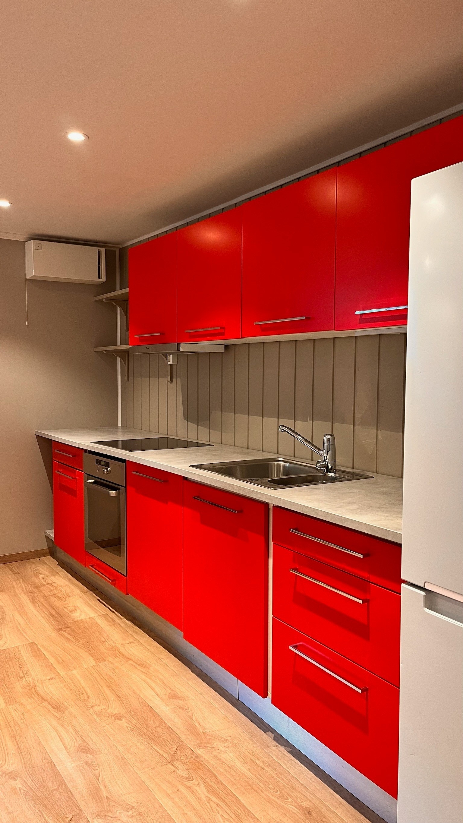 Flott rødt kjøkken Galleribilde