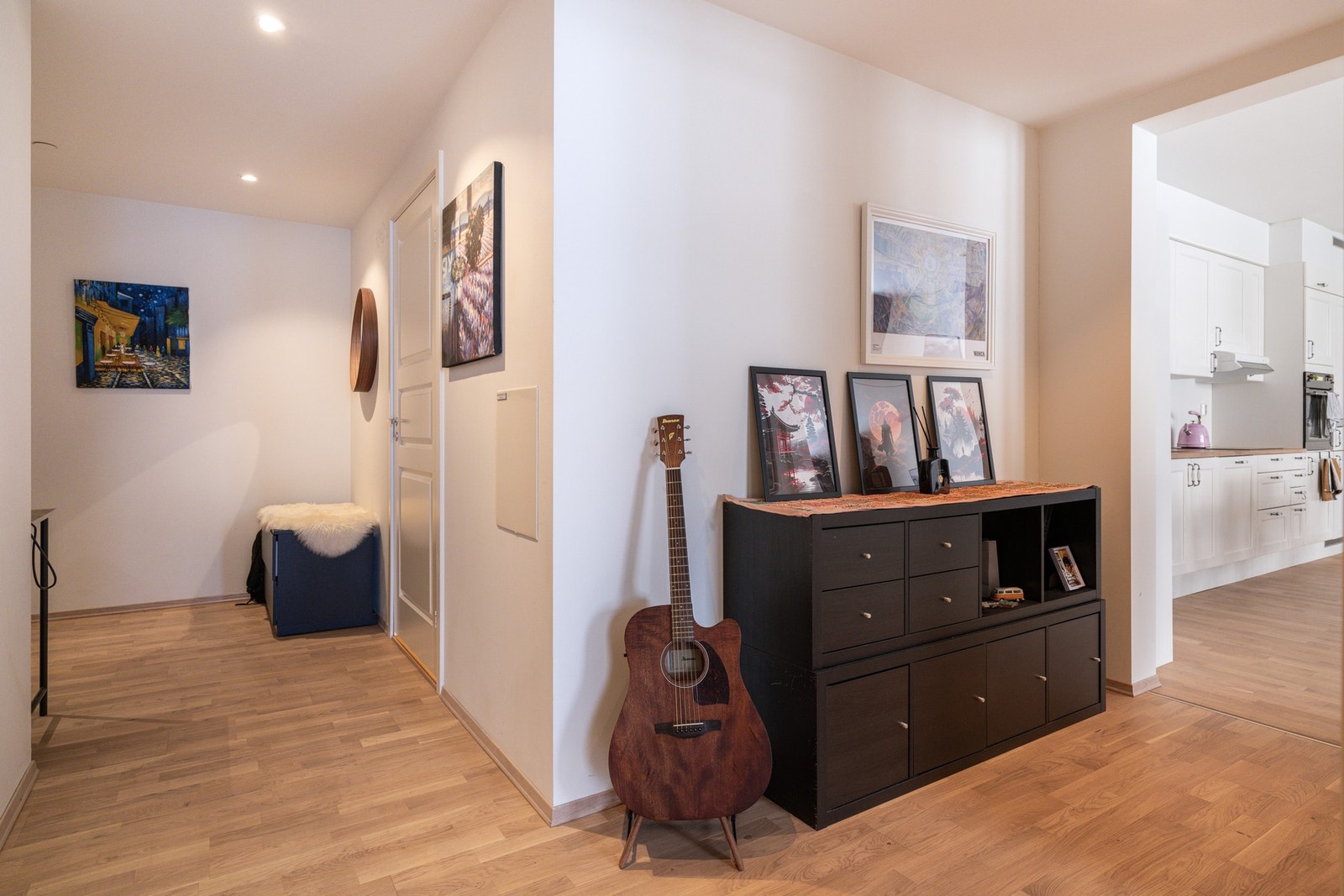 I gangen er det god plass til oppheng av yttertøy og sko, samt plass til ytterligere oppbevaring. Galleribilde