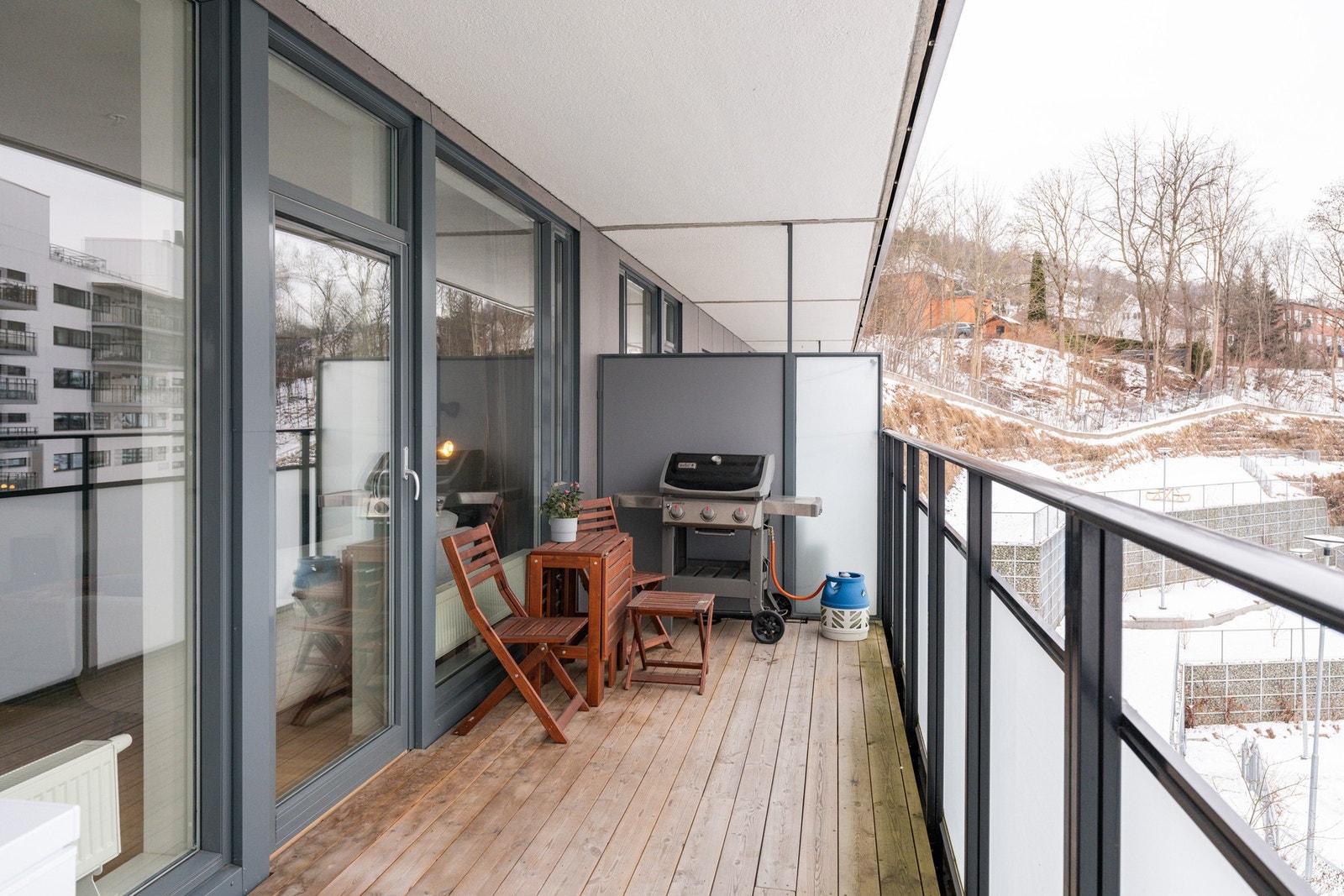 Fra stuen er det utgang til stor nordvestvendt balkong på ca. 22 kvm. Galleribilde