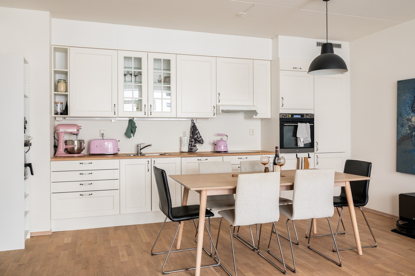 Pen og klassisk kjøkkeninnrdening med profilerte fronter. Galleribilde