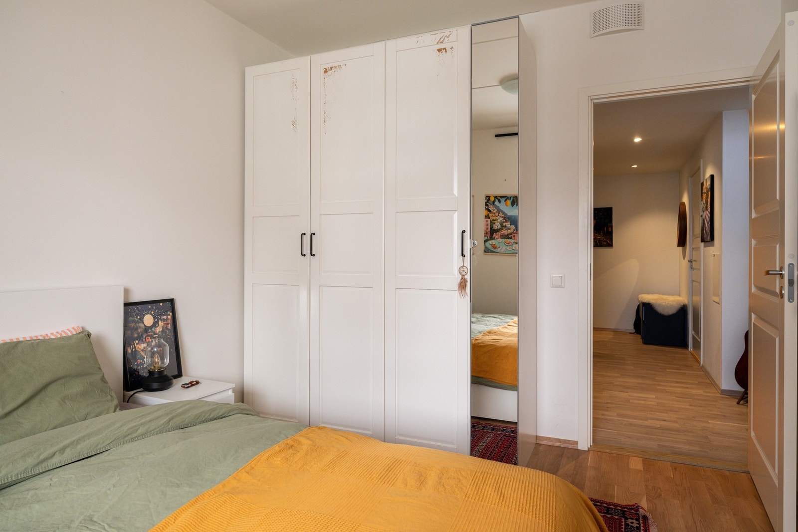 Godt med skapplass i garderobeskapsrekke. Galleribilde