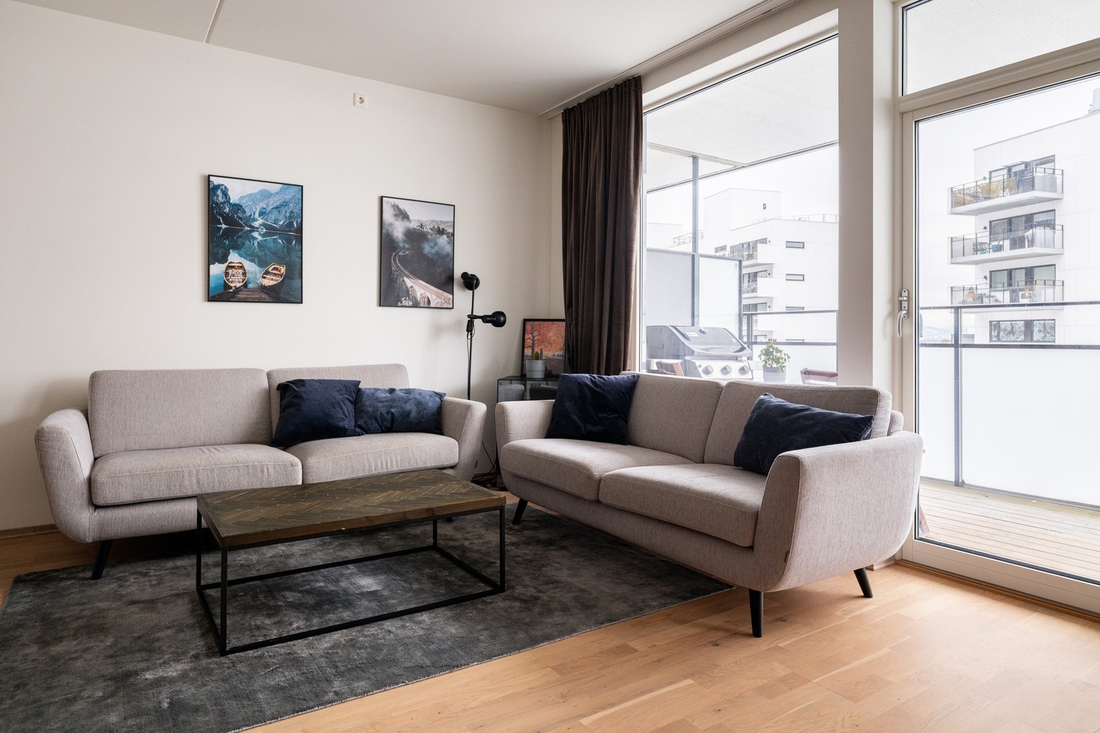 I stuen er det god plass til sofagruppe med tilhørende møblement. Galleribilde