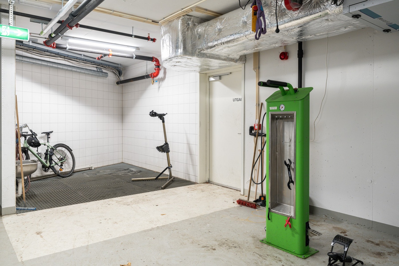 Felles sykkeverksted med vaskemuligheter. Galleribilde