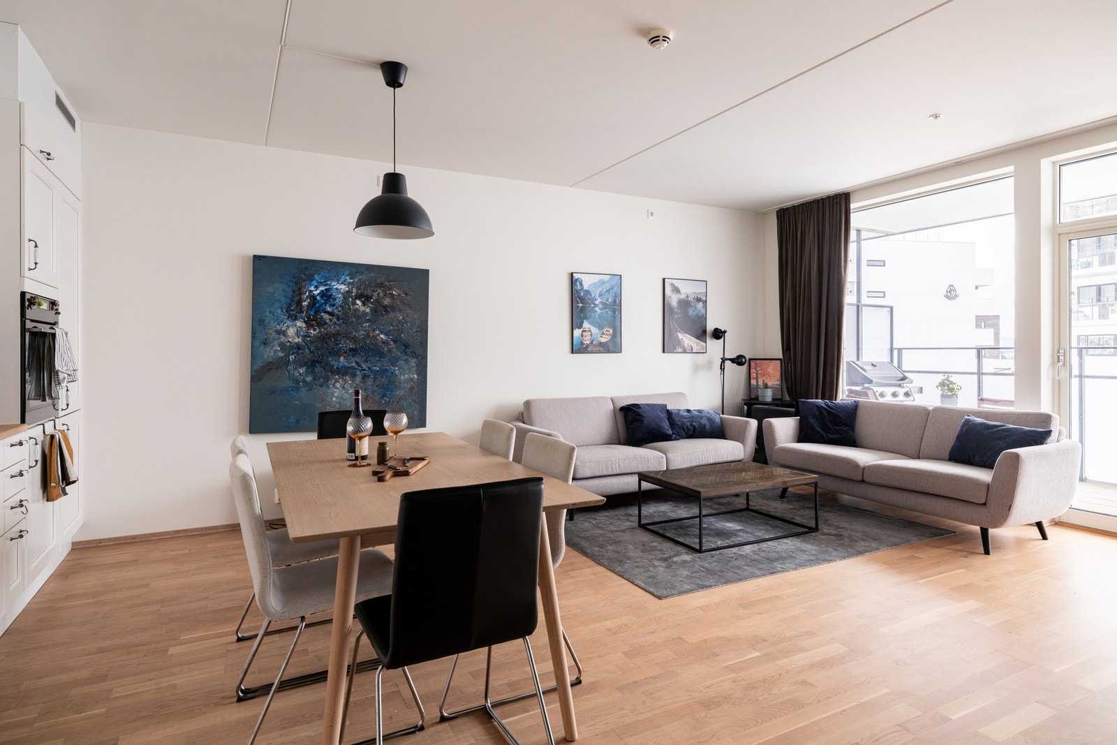 Moderne åpen stue- og kjøkkenløsning. Galleribilde