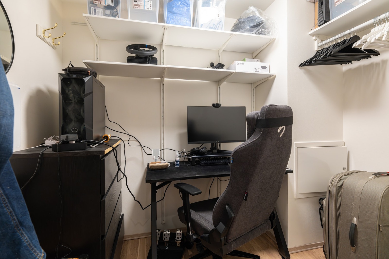 Omkledningrommet er i dag benyttet som hjemmekontor, men det er også montert garderobe- og oppbevaringsløsning i rommet. Galleribilde