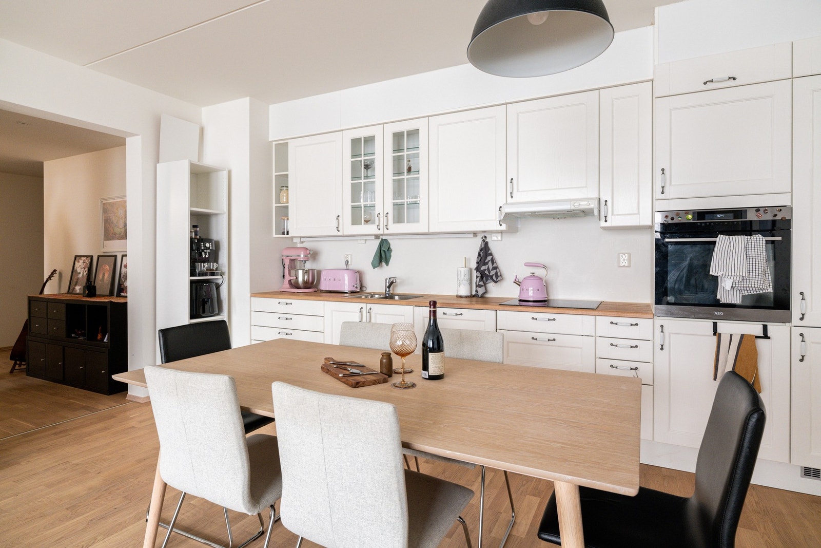 Integrerte hvitevarer er stekeovn, platetopp, oppvaskmaskin og kjøl/frys. Galleribilde