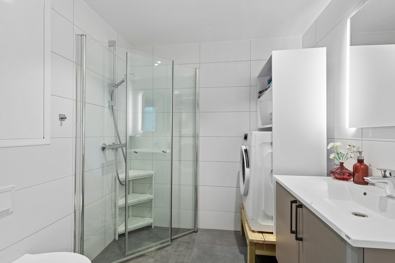 Moderne og flislagt baderom med varme i gulv og smarte løsninger Galleribilde