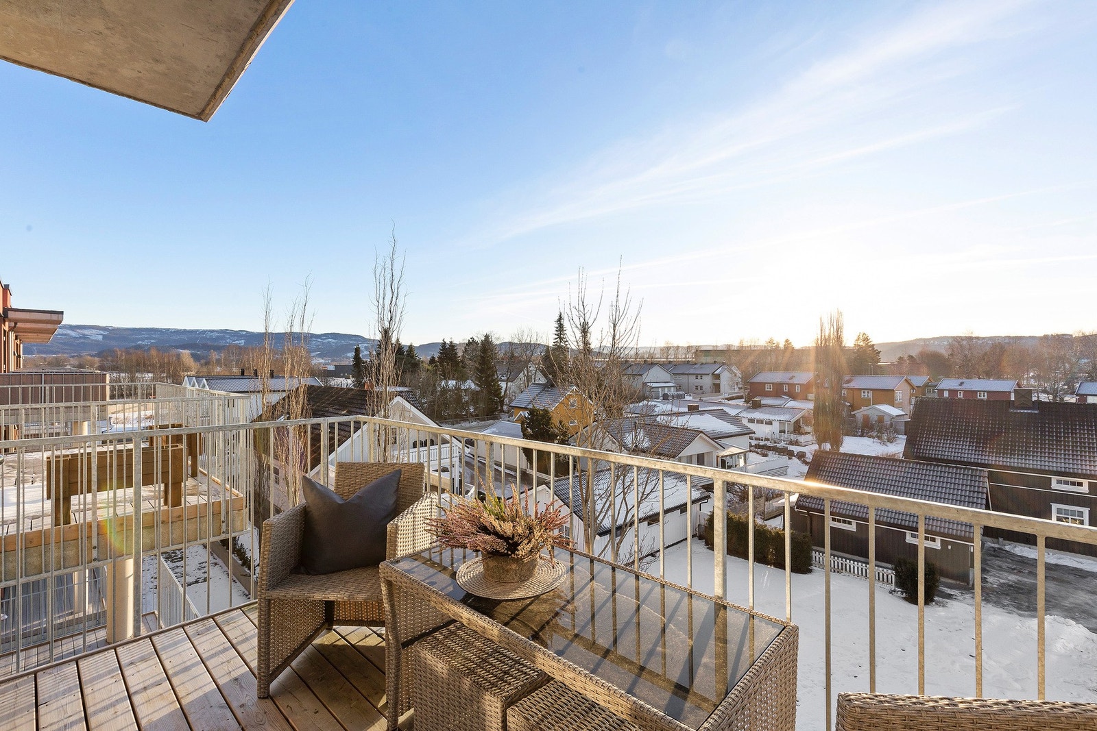 Usjenert beliggenhet med privat balkong vendt ut mot boligfeltet Galleribilde